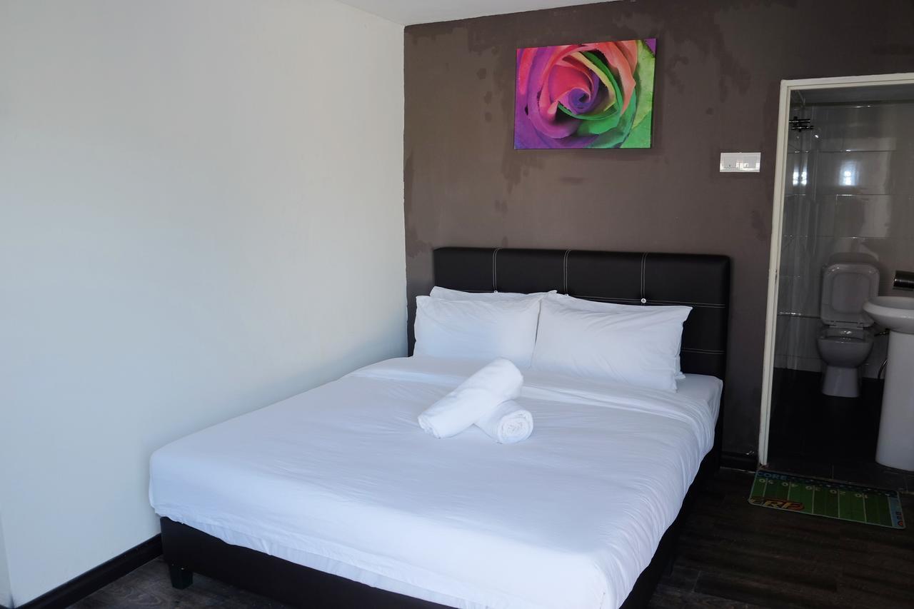 Natol Homestay - London Кучинг Экстерьер фото