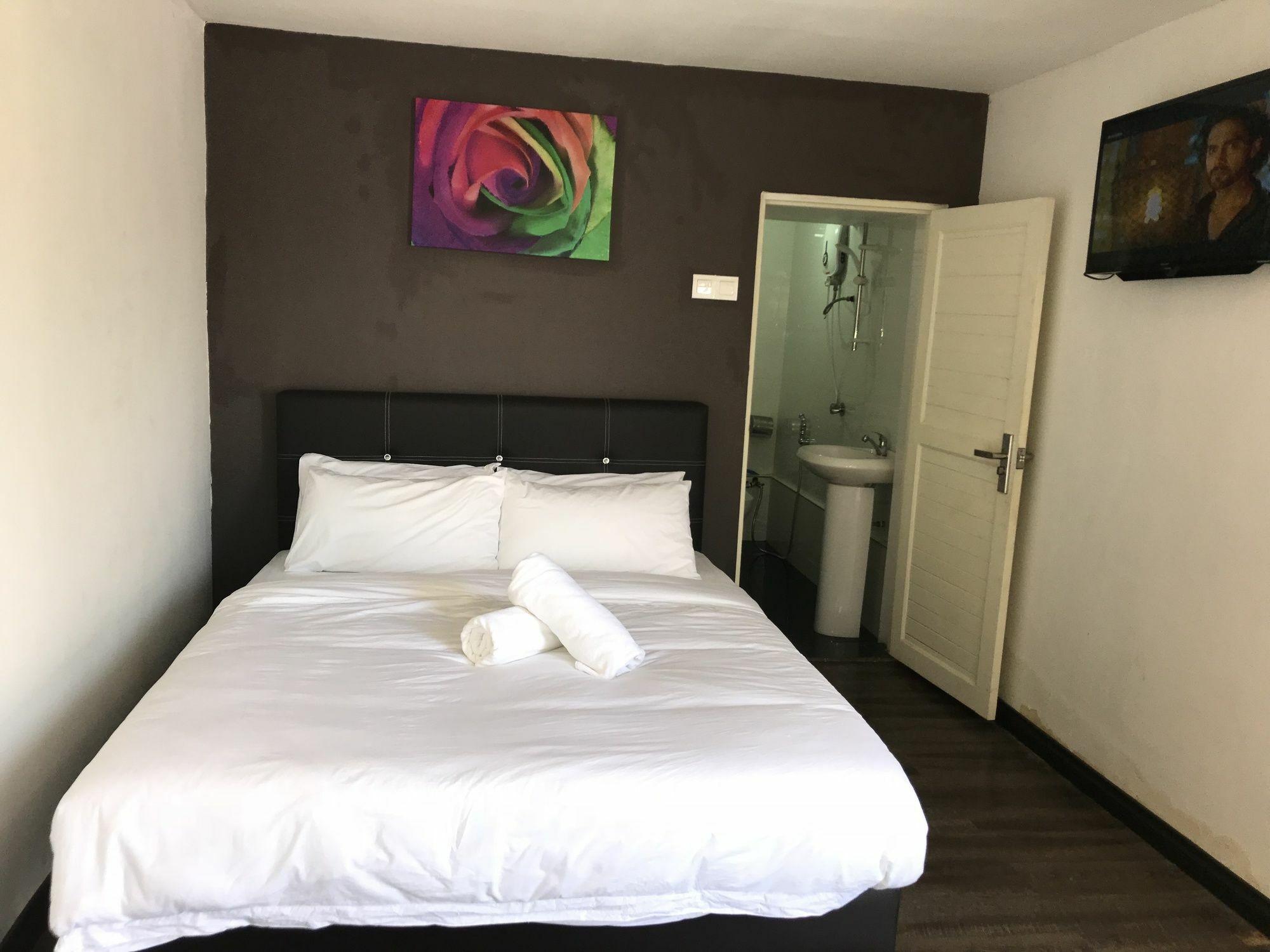 Natol Homestay - London Кучинг Экстерьер фото